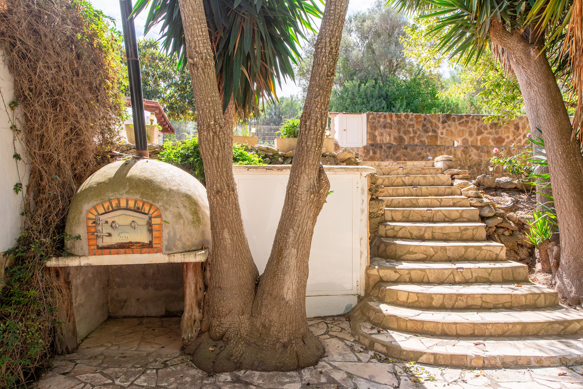 Resa Estates vastgoed te koop Ibiza Geraldine finca san lorenzo noorden stairs exterior .jpg